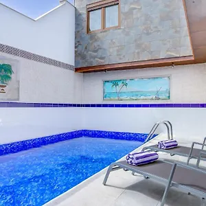 https://daniels-luxury-house.hotelsfuerteventura.org